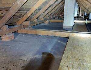 Izolace bytového domu s valbovou střechou